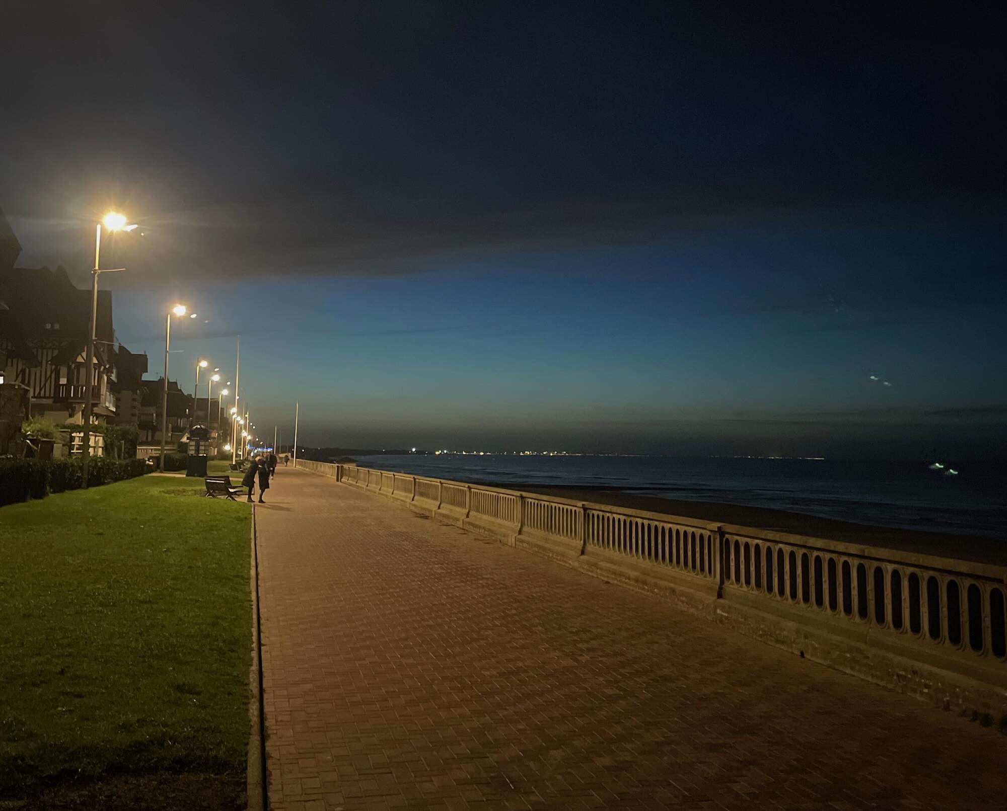Cabour_bynight